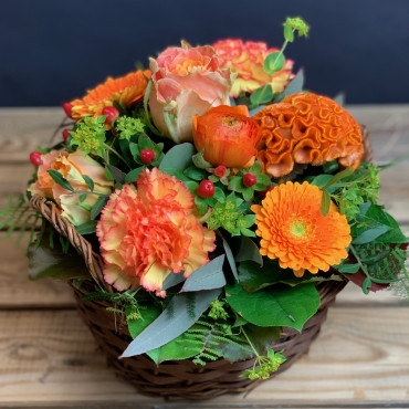 Panier fleuri dans les teintes orangées. Des Lys & Délices, Sion