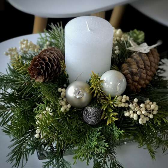 Arrangement avec bougie pour Noël, Des Lys & Délices, Artisan fleuriste, Sion Arrangement avec bougie pour Noël, Des Lys & Délices, Artisan fleuriste, Sion