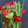 Arrangement de tulipes et fleurs printanières, dans récipient duo symbolique. Des Lys & Délices, Fleuriste à Sion