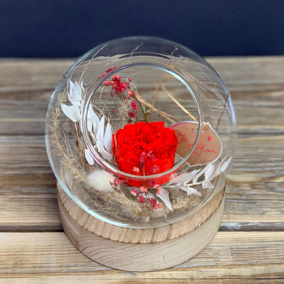 Sphère en verre avec rose stabilisée rouge, Des Lys & Délices, Sion Sphère en verre avec rose stabilisée rouge, Des Lys & Délices, Sion