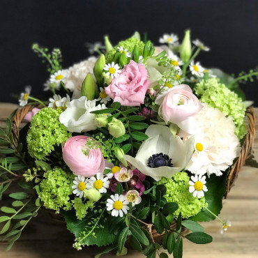 Panier fleuri dans les teintes pastel avec des fleurs printanières. Des Lys & Délices, Sion