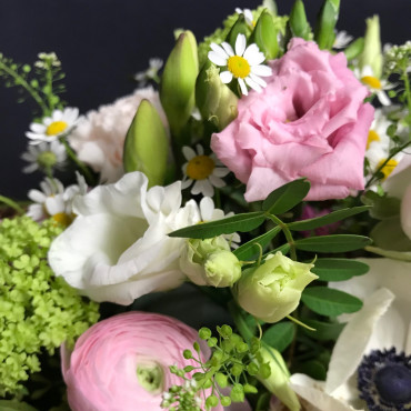 Panier fleuri dans les teintes pastel avec des fleurs printanières. Des Lys & Délices, Sion