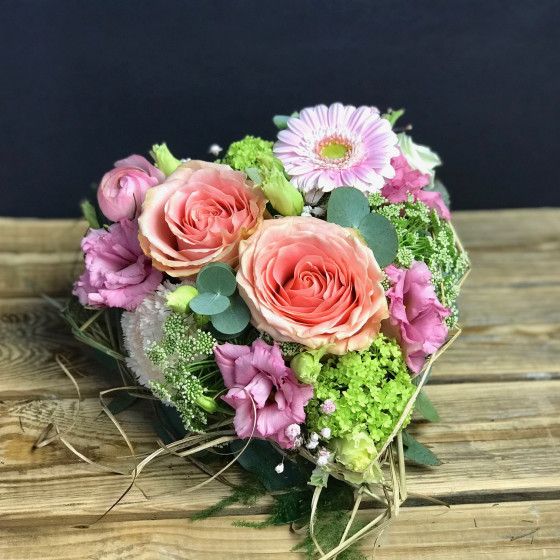 Arrangement en forme de coeur avec des fleurs pastels. Des Lys & Délices, Sion