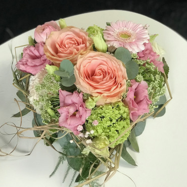 Arrangement en forme de coeur avec des fleurs pastels. Des Lys & Délices, Sion