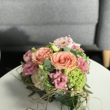 Arrangement en forme de coeur avec des fleurs pastels. Des Lys & Délices, Sion