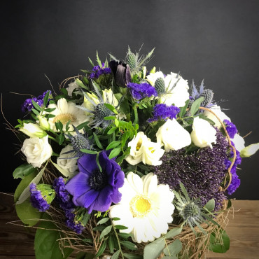 Bouquet de fleurs majoritairement bleues Bouquet de fleurs fraîches, Des Lys & Délices, Sion