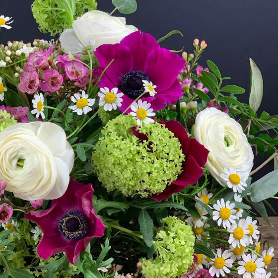 Bouquet de fleurs printanières, une symphonie de couleurs, Bouquet de fleurs fraîches, Des Lys & Délices, Sion