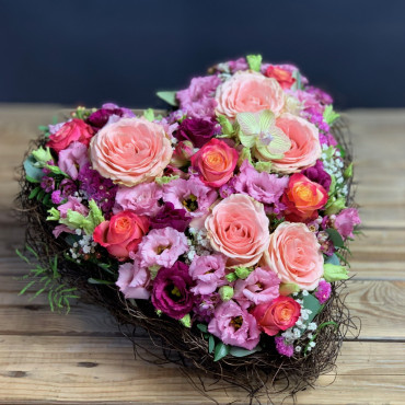 Coeur fleuri dans les teintes colorées avec des fleurs de saison. Des Lys & Délices, Sion