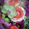 Coeur fleuri dans les teintes colorées avec des fleurs de saison. Des Lys & Délices, Sion