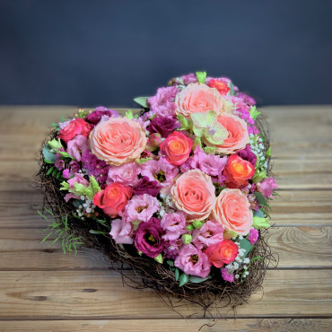 Coeur fleuri dans les teintes colorées avec des fleurs de saison. Des Lys & Délices, Sion