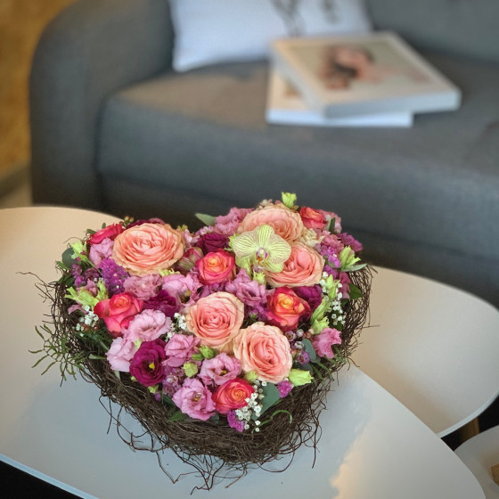 Coeur fleuri dans les teintes colorées avec des fleurs de saison. Des Lys & Délices, Sion