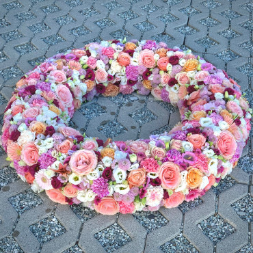 Couronne fleurie pour dernier hommage, floristique de deuil, Des Lys & Délices, Sion