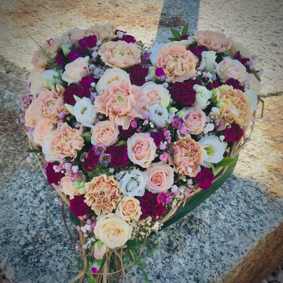 Cœur fleuri, un symbole éternel, floristique de deuil, Des Lys & Délices, Sion