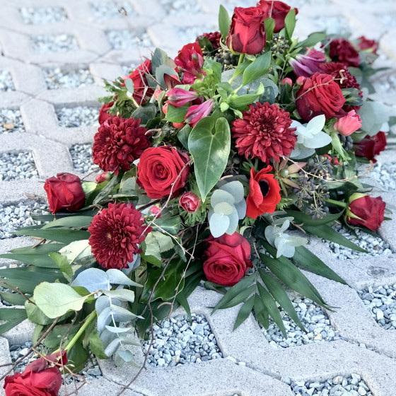 Gerbe dans les teintes rouge, dernier hommage, Des Lys & Délices, Sion