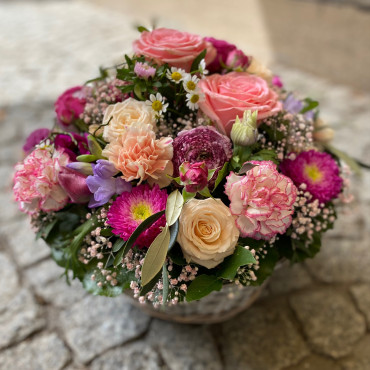 Panier fleuri dans les teintes pastel. Des Lys & Délices, Sion