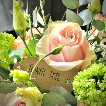 Arrangement de fleurs fraîches dans les teintes douces, un arrangement bohème chic. Des Lys & Délices, Sion