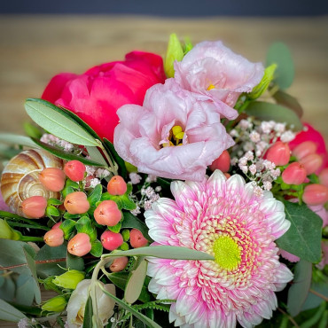 Arrangement de fleurs fraîches avec des pivoines. Des Lys & Délices, Sion