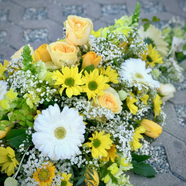 Gerbe de fleurs jaunes et blanches, fleurs de deuil, Des Lys & Délices, Sion