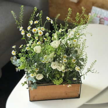 Arrangement de fleurs des champs dans une caissette en bois, un arrangement bohème chic. Des Lys & Délices, Sion