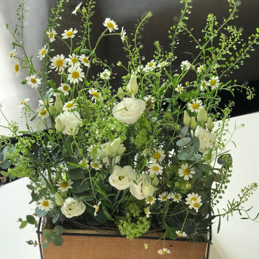 Arrangement de fleurs des champs dans une caissette en bois, un arrangement bohème chic. Des Lys & Délices, Sion