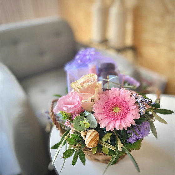 Arrangement de fleurs fraîches, avec un brin de lavande, Des Lys & Délices, Sion