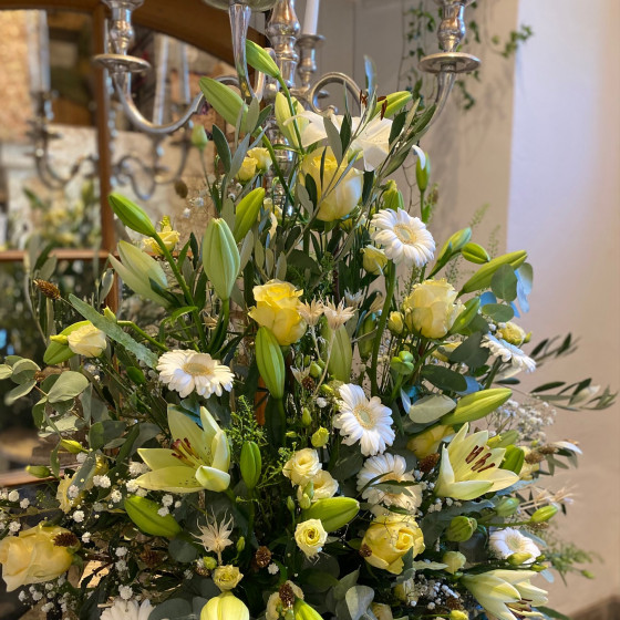 Arrangement pour dernier hommage, idéal en pied de cercueil, Des Lys & Délices, Sion