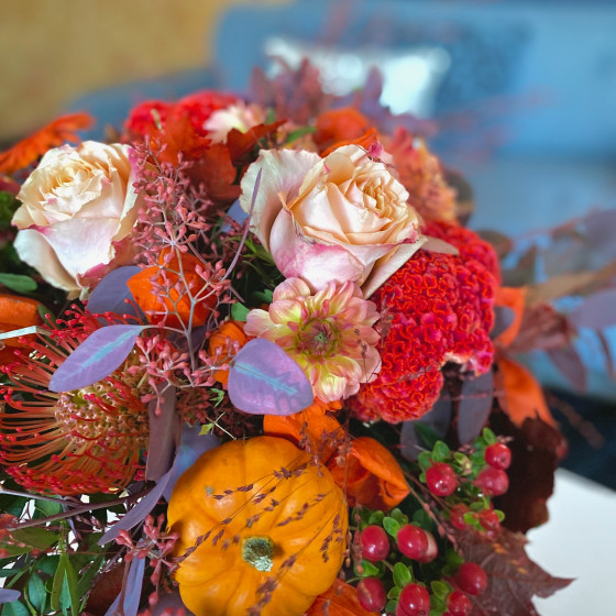 Bouquet de fleurs fraîches avec des courges, Bouquet de fleurs pour l'automnes, Des Lys & Délices, Sion Bouquet de fleurs fraîches avec des courges, Bouquet de fleurs pour l'automnes, Des Lys & Délices, Sion