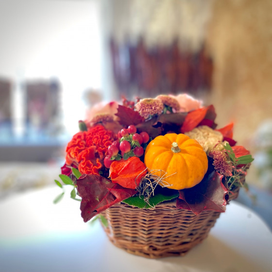 Panier fleuri aux couleurs d'automne, dans les teintes orangées. Des Lys & Délices, Sion Panier fleuri aux couleurs d'automne, dans les teintes orangées. Des Lys & Délices, Sion