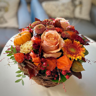 Panier fleuri aux couleurs d'automne, dans les teintes orangées. Des Lys & Délices, Sion