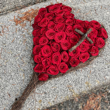 Cœur de roses rouges, avec une petite croix, floristique de deuil, Des Lys & Délices, Sion