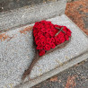 Cœur de roses rouges, avec une petite croix, floristique de deuil, Des Lys & Délices, Sion