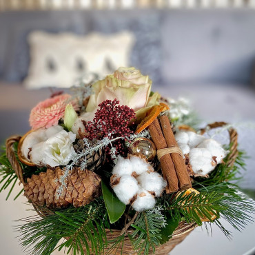Panier fleuri dans les couleurs de l'hiver. Des Lys & Délices, Sion