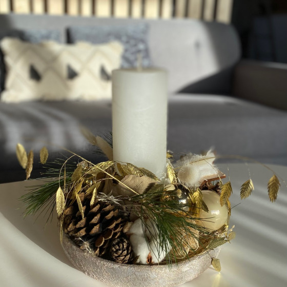Arrangement avec bougie pour l'Avent ou pour Noël, Des Lys & Délices, Artisan fleuriste, Sion Arrangement avec bougie pour l'Avent ou pour Noël, Des Lys & Délices, Artisan fleuriste, Sion