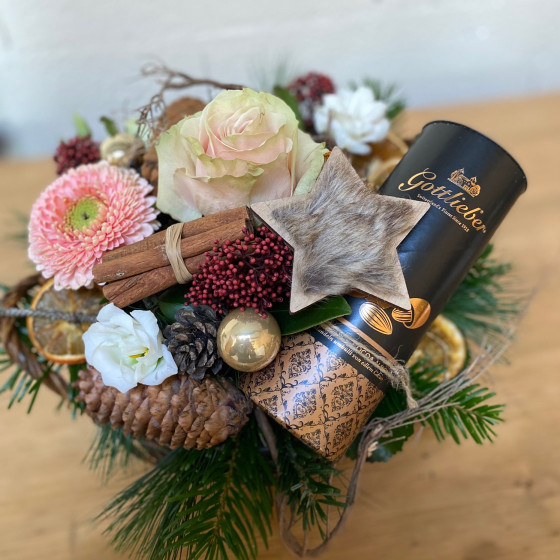Panier fleuri dans les couleurs de l'hiver avec amandes au cacao Gottlieber. Des Lys & Délices, Sion Panier fleuri dans les couleurs de l'hiver avec amandes au cacao Gottlieber. Des Lys & Délices, Sion