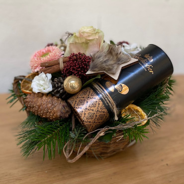 Panier fleuri dans les couleurs de l'hiver avec amandes au cacao Gottlieber. Des Lys & Délices, Sion