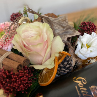 Panier fleuri dans les couleurs de l'hiver avec amandes au cacao Gottlieber. Des Lys & Délices, Sion