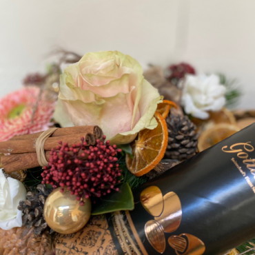 Panier fleuri dans les couleurs de l'hiver avec amandes au cacao Gottlieber. Des Lys & Délices, Sion