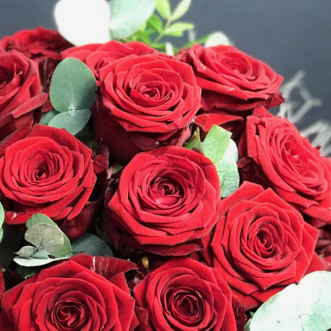 Bouquet rouge composé uniquement de roses Red Naomi, Des Lys & Délices, Sion