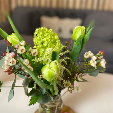 Arrangement bohème chic printanier avec un petit cœur en sisal. Des Lys & Délices, Sion