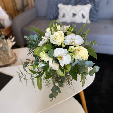 Bouquet d'orchidées et fleurs blanches, avec des fleurs blanches, Des Lys & Délices, Fleuriste à Sion
