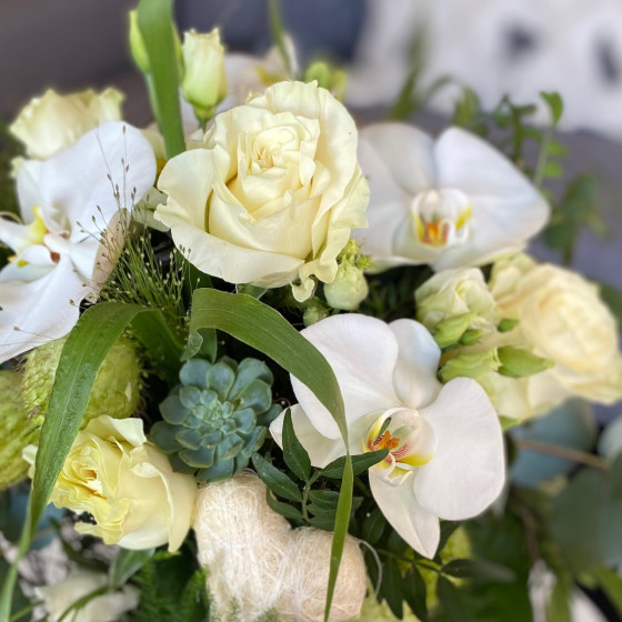 Bouquet d'orchidées et fleurs blanches, avec des fleurs blanches, Des Lys & Délices, Fleuriste à Sion