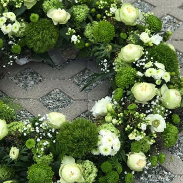 Couronne fleurie pour dernier hommage, floristique de deuil, Des Lys & Délices, Sion