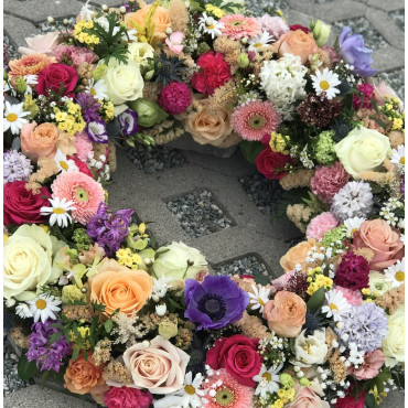 Couronne fleurie pour dernier hommage, floristique de deuil, Des Lys & Délices, Sion