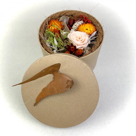 Fleurs séchées dans boite à chapeau et aile d'ange, Des Lys & Délices, Fleuriste à Sion Fleurs séchées dans boite à chapeau et aile d'ange, Des Lys & Délices, Fleuriste à Sion