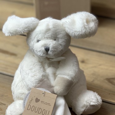 Un trop joli doudou tout doux dans sa petite boite cadeau. Des Lys & Délices, Fleurs et Saveurs. Sion