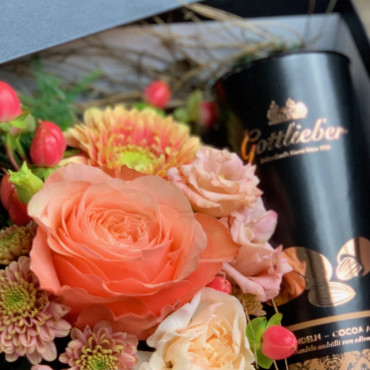 Arrangement de fleurs dans une boite précieuse, avec amandes au cacao, Des Lys & Délices, Fleuriste à Sion