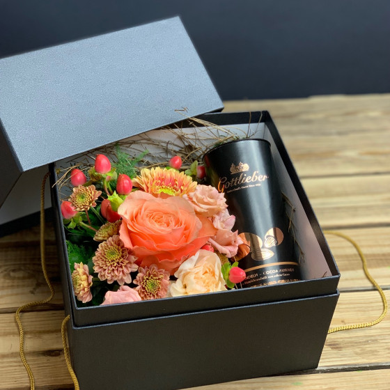 Arrangement de fleurs dans une boite précieuse, avec amandes au cacao, Des Lys & Délices, Fleuriste à Sion
