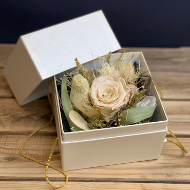 Arrangement de fleurs séchées dans une boite précieuse, Des Lys & Délices, Fleuriste à Sion