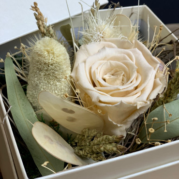 Arrangement de fleurs séchées dans une boite précieuse, Des Lys & Délices, Fleuriste à Sion