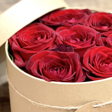 lower box, boite à fleurs naturelle avec des roses de couleurs rouge et amandes au cacao, Des Lys & Délices, Sion